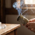 Énergie négative et malaise inexpliqué : signification spirituelle et pratiques de désenvoûtement